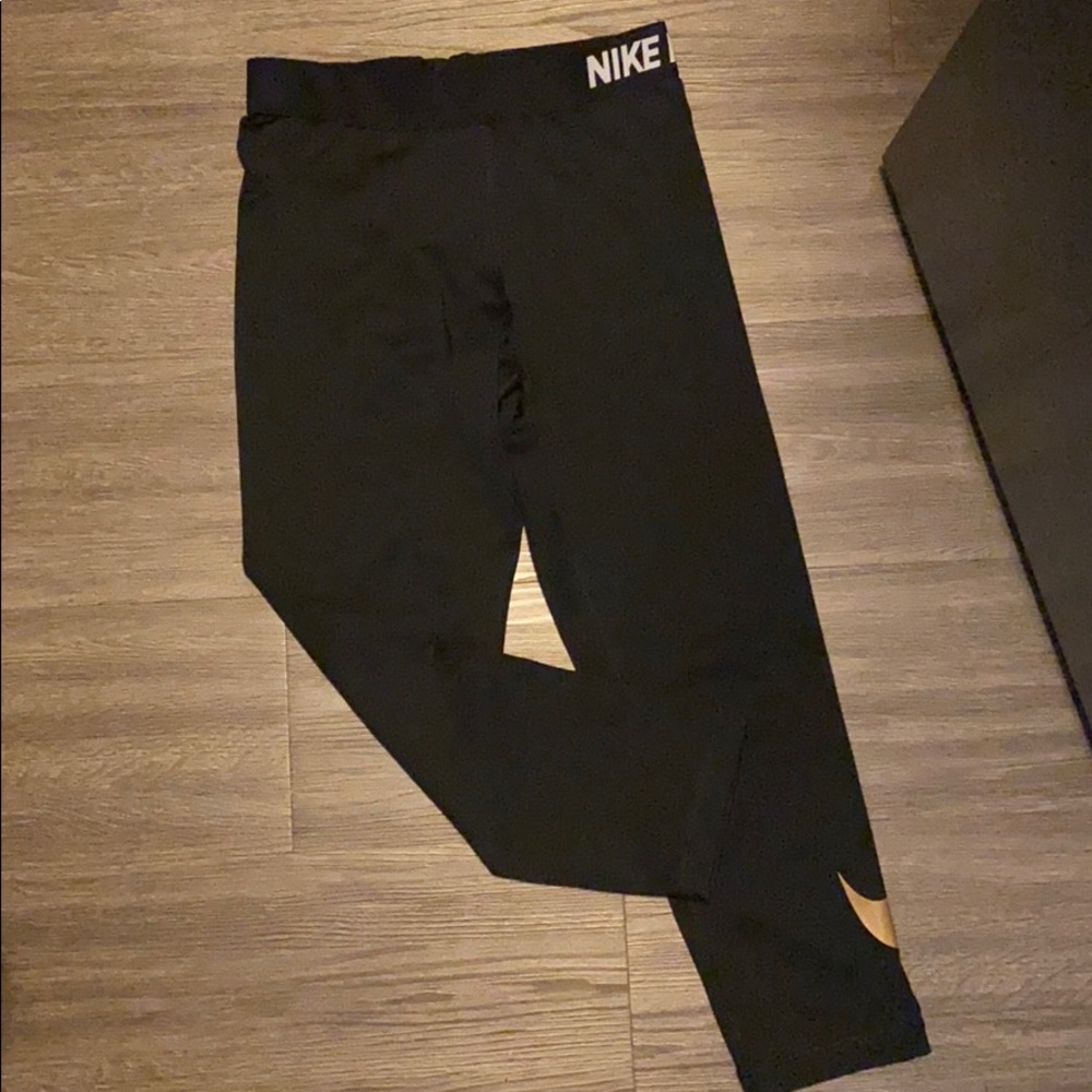 Black Nike leggings